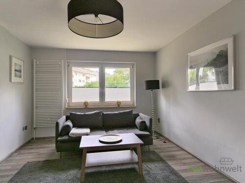 Sofa-Sitzecke im Wohnzimmer - 2 Zimmer Etagenwohnung zur Miete in Kassel