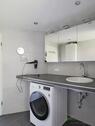 Waschtisch und Waschmaschine - 