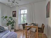 Esstisch im Wohnzimmer - (EF1103_M) Dresden: Löbtau-Süd, hübsche, neu möblierte 2-Zimmer-Wohnung mit WLAN und Waschmaschine