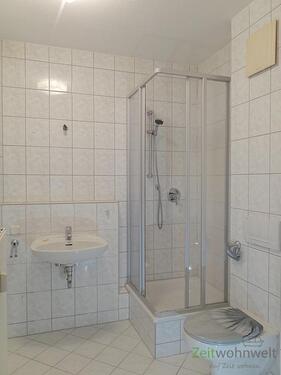 großes Bad mit Dusche - 