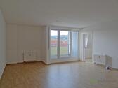 großes Wohnzimmer mit Dachbalkon - 1 Zimmer Etagenwohnung in Meiningen