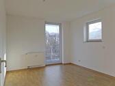 Schlafzimmer mit Balkon - 2 Zimmer Etagenwohnung in Meiningen