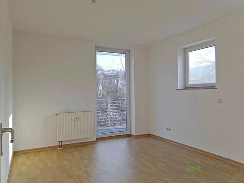 Schlafzimmer mit Balkon - 2 Zimmer Etagenwohnung in Meiningen