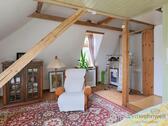 Sessel und Kleiderstange - 