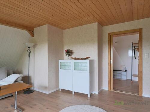 Sideboard und Wohnzimmertür - 2 Zimmer Etagenwohnung zur Miete in Chemnitz