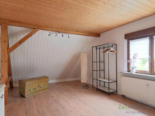 Kleiderregal und Truhe - 