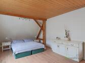 Doppelbett und Kommode - 