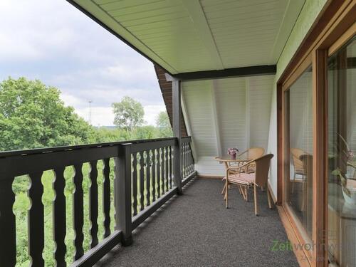 überdachter Balkon zum Garten - Etagenwohnung mit 76,00 m&sup2; in Chemnitz zur Miete