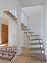 Wohnungseingang links und Innentreppe - 