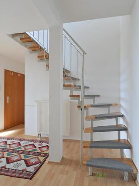 Wohnungseingang links und Innentreppe - 