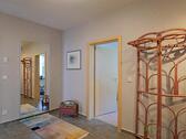 Wohnungsflur mit Garderobe - 