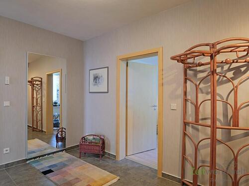 Wohnungsflur mit Garderobe - 
