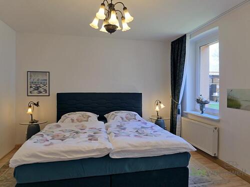 Doppelbett im Schlafzimmer - 