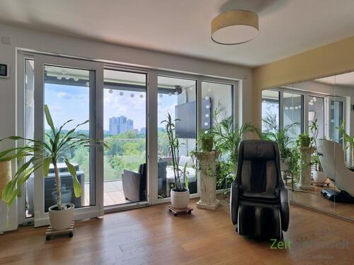 Sessel und Spiegelfront vor dem Balkon - 