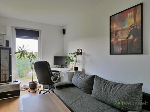 Schlafcouch und Schreibtisch - 