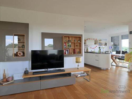 Blick zu Schrankwqand und TV - Etagenwohnung mit 107,00 m&sup2; in Halle (Saale) zur Miete