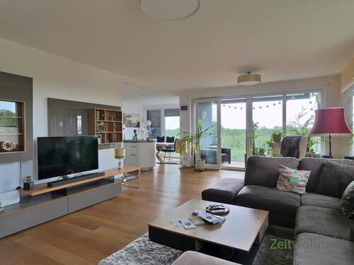 Blick zu TV und Küche - 3 Zimmer Etagenwohnung zur Miete in Halle (Saale)