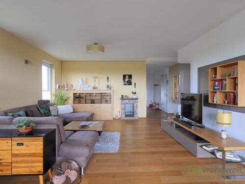 Blick vom Balkon ins Wohnzimmer - 