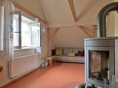 Kaminblick zum Sofa - Etagenwohnung mit 50,00 m&sup2; in Dresden zur Miete