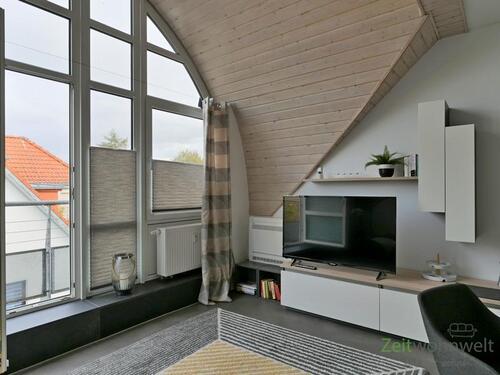 Blick zu TV und Klimaanlage - 2 Zimmer Etagenwohnung zur Miete in Erfurt