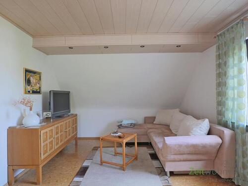 große Couch uns TV - (EF1072_M) Fulda: Hofbieber, preiswerte möblierte 2-Zimmer-Wohnung mit Freisitz, Reinigungsservice möglich