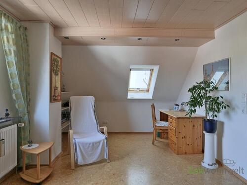 Schreibtisch und Sessel - 2 Zimmer Etagenwohnung in Hofbieber
