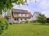 Außenansicht vom Garten - (EF1241_M) Kassel-Landkreis: Niestetal, neu möblierte 3-Zimmer-Wohnung mit Balkon, Garten und PKW-Stellplatz