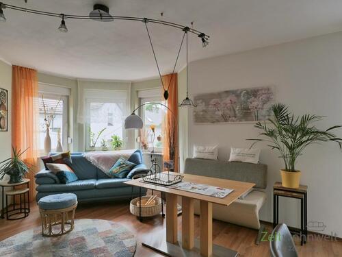 Couch und Esstisch - (EF0910_M) Zwickau: Wilkau-Haßlau, neu möbliertes 2-Zimmer-Apartment mit Balkon, sep. Eingang, WLAN und PKW-Stellplatz