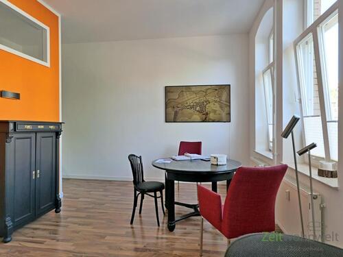 runder Esstisch mit Wand-TV - 2 Zimmer Etagenwohnung zur Miete in Eisenach