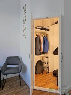 Blick in den begehbaren Kleiderschrank - 