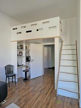 Schreinerkunst - Gäste-Hochbett im Wohnzimmer - Etagenwohnung mit 70,00 m&sup2; in Eisenach zur Miete