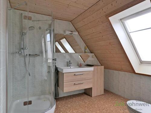 Dusche, Waschtisch und WC - 