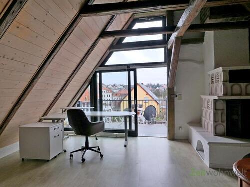 Blick zu Schreibtisch und Balkon - 2 Zimmer Etagenwohnung in Dresden