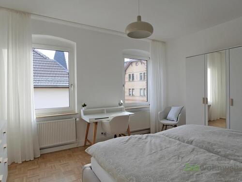 Schreibtisch und Kleiderschrank - 