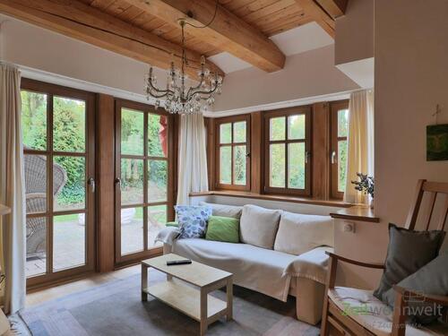 Couch neben derm Terrassenausgang - (EF1132_M) Fulda: Ebersburg, neu möblierte Wohnung im alpenländischen Stil mit Terrasse im OT Weyhers