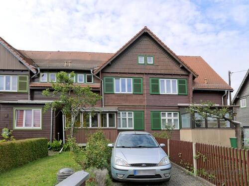 Vorgarten und PKW-Stellplatz - 