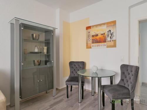 Vitrine und kleiner Esstisch - Etagenwohnung mit 60,00 m&sup2; in Erfurt zur Miete