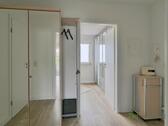 Wohnungsflur mit verspiegelter Garderobe - 
