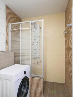 Waschmaschine und bodentiefe Dusche - 