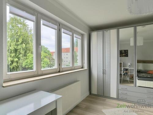 verspiegelter Kleiderschrank und Fensterfront - 