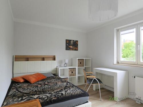 kleiner Schreibtisch vor dem Fenster - 