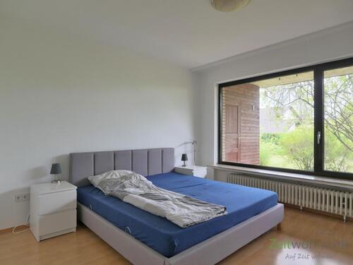 Doppelbett im Schlafzimmer - 