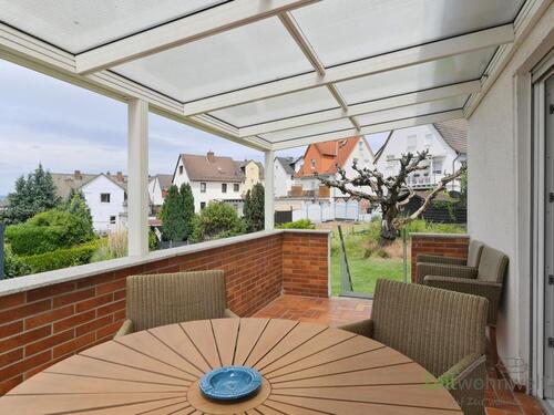 überdachte Terrasse zum Garten - 3 Zimmer Etagenwohnung zur Miete in Fuldabrück