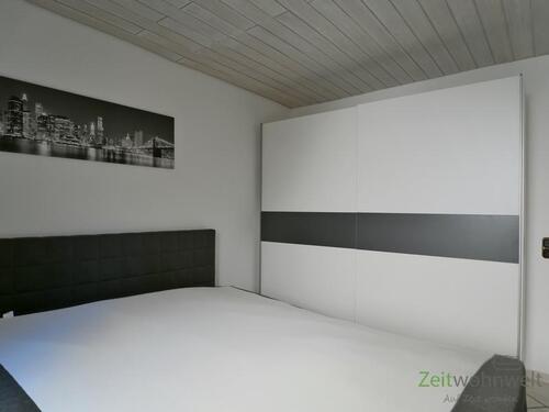 breites Bett und Kleiderschrank - 