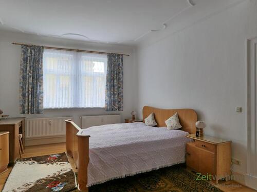 Doppelbett und Stuckdecke - 