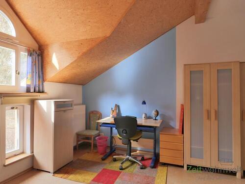 Kleiderschrank und Schreibtisch - 