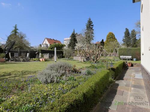 Garten mit Sitzecken am Haus - 