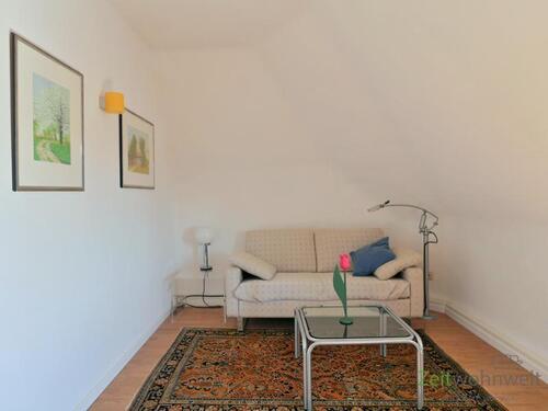 Sofa im Wohnzimmer - 2 Zimmer Etagenwohnung zur Miete in Kassel
