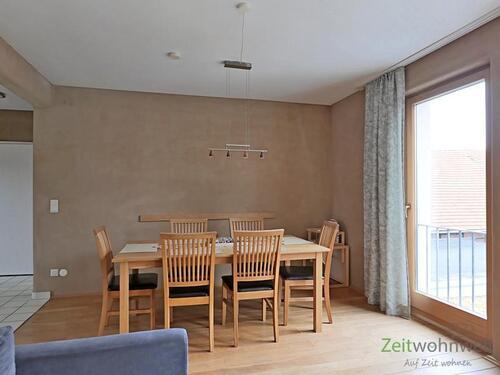 großer Esstisch im Wohnzimmer - 3 Zimmer Etagenwohnung in Erfurt