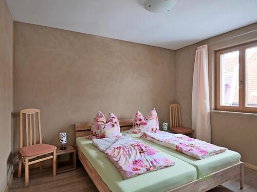 rechtes Schlafzimmer, Doppelbett - Etagenwohnung mit 70,00 m&sup2; in Erfurt zur Miete